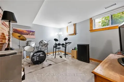 142 Oxford Street Guelph ON N1H 2M7