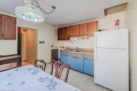 17 Merritt Boulevard Guelph ON N1H 6E1