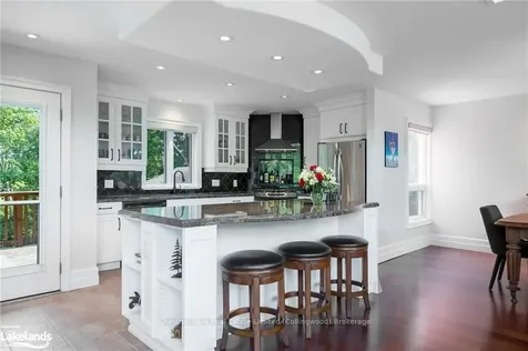 142 Carmichael Crescent Blue Mountains ON L9Y 0R3