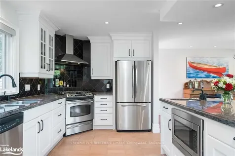 142 Carmichael Crescent Blue Mountains ON L9Y 0R3