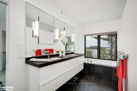 1040 Sunny Bay Lane Gravenhurst ON P1P 1R1