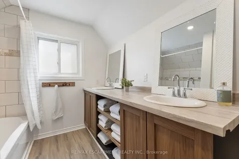 160 Britannia Avenue Hamilton ON L8H 1X1