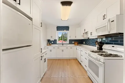 17 Craigmiller Avenue Hamilton ON L8L 3H9