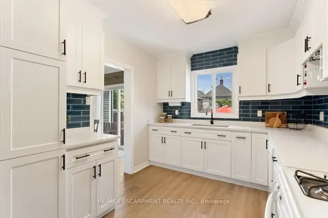 17 Craigmiller Avenue Hamilton ON L8L 3H9