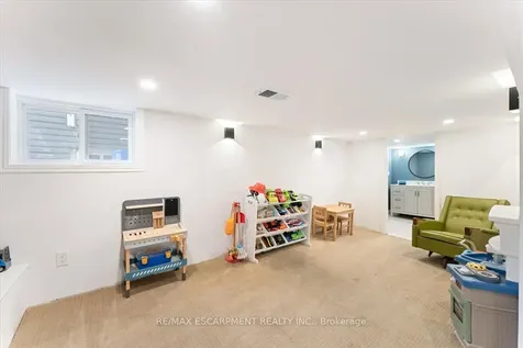 17 Craigmiller Avenue Hamilton ON L8L 3H9