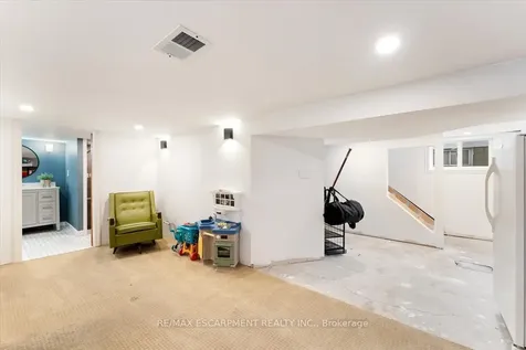 17 Craigmiller Avenue Hamilton ON L8L 3H9