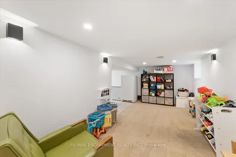 17 Craigmiller Avenue Hamilton ON L8L 3H9