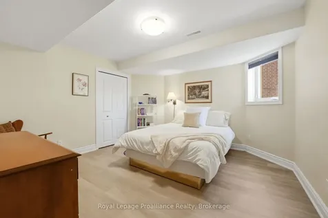 17 Hanover Court Belleville ON K8N 4Z5