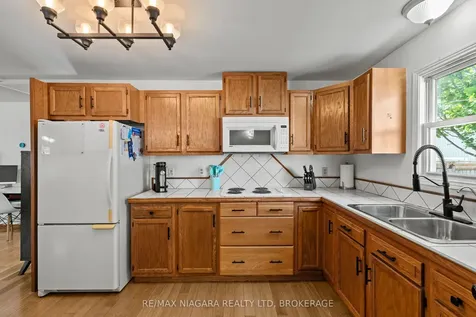 25 Mildred Avenue St. Catharines ON L2R 6J2