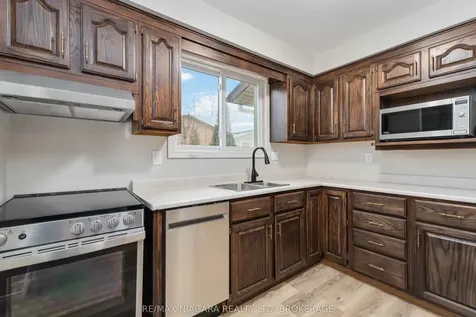 10 Donegel Place Hamilton ON L9A 4Z6