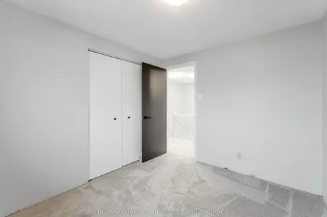 10 Donegel Place Hamilton ON L9A 4Z6