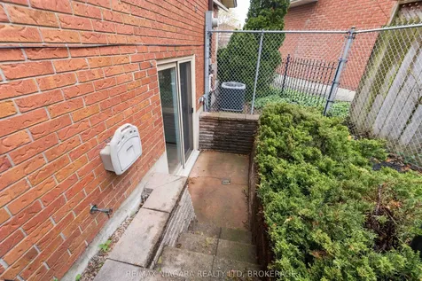 10 Donegel Place Hamilton ON L9A 4Z6