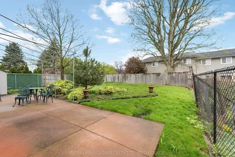 10 Donegel Place Hamilton ON L9A 4Z6
