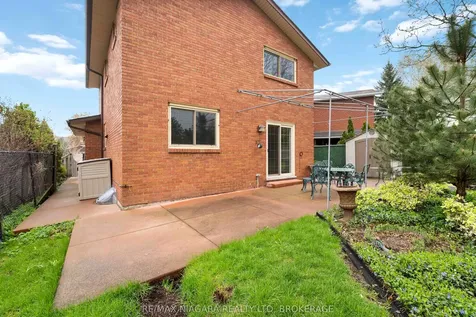 10 Donegel Place Hamilton ON L9A 4Z6