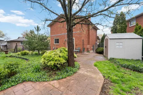 10 Donegel Place Hamilton ON L9A 4Z6