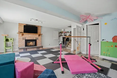 7 Rembrandt Drive Grimsby ON L3M 4Z6