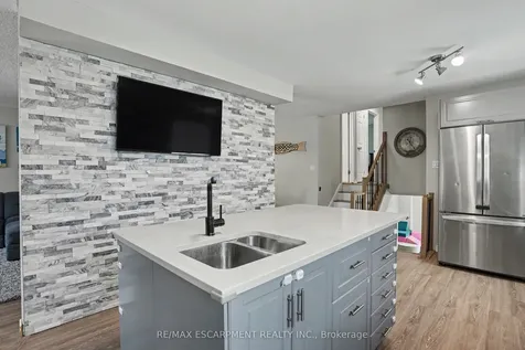 7 Rembrandt Drive Grimsby ON L3M 4Z6