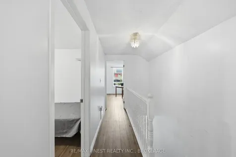182 Montreal Street Kingston ON K7K 3G4