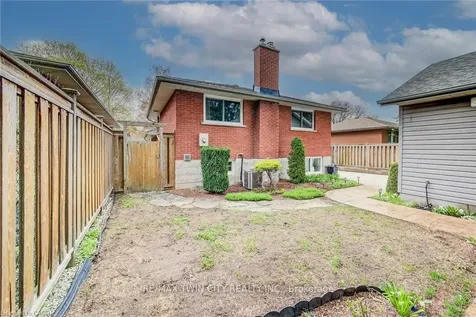 18 Queenston Crescent Kitchener ON N2B 2V5