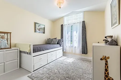8 Cherry Ridge Boulevard Pelham ON L0S 1C0