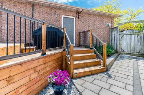 8 Cherry Ridge Boulevard Pelham ON L0S 1C0