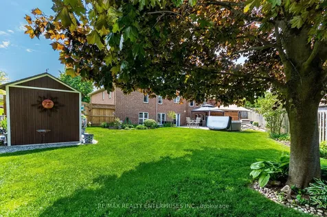 8 Cherry Ridge Boulevard Pelham ON L0S 1C0