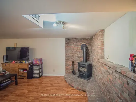 14 Spruce Street St. Catharines ON L2R 1B3