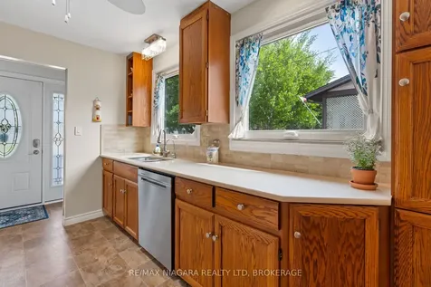 21 Allan Drive St. Catharines ON L2N 5S4