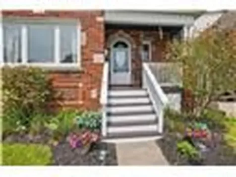 34 Weir Street S Hamilton ON L8K 3A4