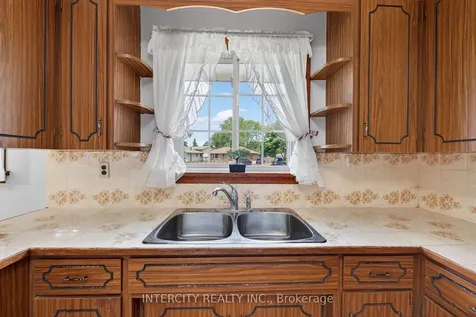 8735 Howe Crescent Niagara Falls ON L2G 6Z4