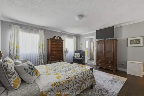 320 Friarhill Crescent Kingston ON K7M 8P4