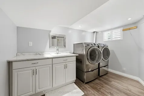 212 Wexford Avenue S Hamilton ON L8K 2P2