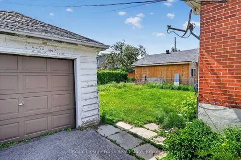 569 Steele Avenue Peterborough ON K9J 5A2