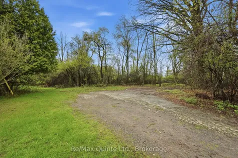 26 Linden Boulevard Quinte West ON K8N 5W9