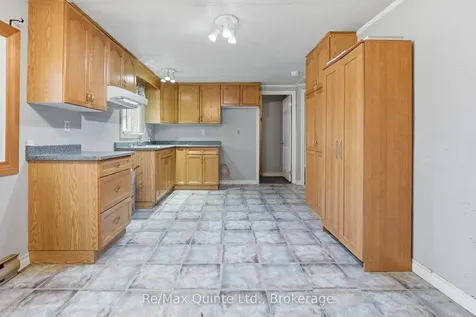 26 Linden Boulevard Quinte West ON K8N 5W9