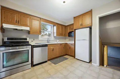 1060 Camelot Crescent Sarnia ON N7S 3L3