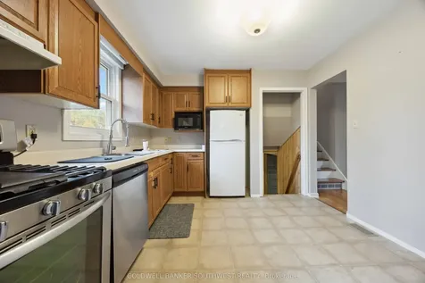 1060 Camelot Crescent Sarnia ON N7S 3L3