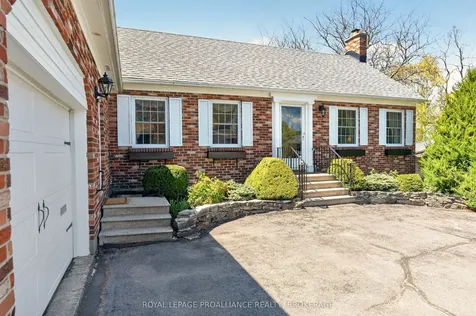 209 Fairway Hill Crescent Kingston ON K7M 2B5