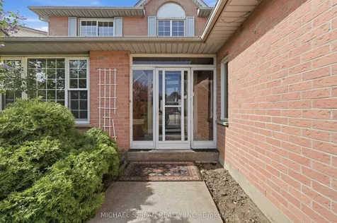 62 Dragoon Drive Hamilton ON L9B 2E4
