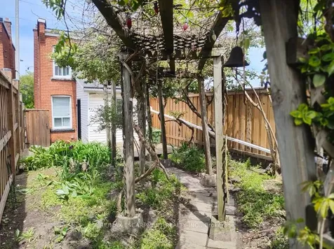 187 Barton Street W Hamilton ON L8R 2H3