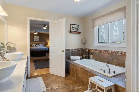 13 Crysler Crescent Thorold ON L2V 5A2