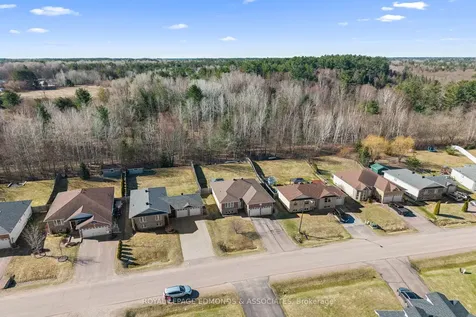 669 Fairview Avenue S Laurentian Valley ON K8A 8N4