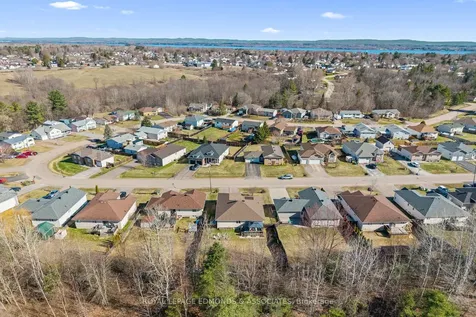 669 Fairview Avenue S Laurentian Valley ON K8A 8N4