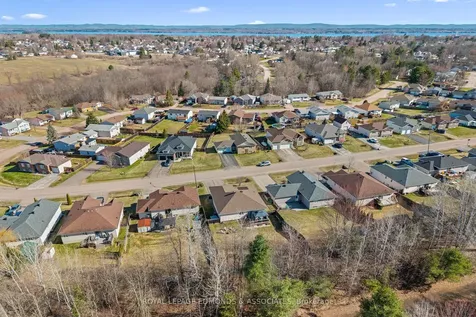 669 Fairview Avenue S Laurentian Valley ON K8A 8N4