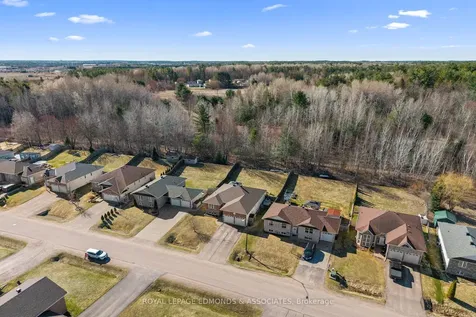 669 Fairview Avenue S Laurentian Valley ON K8A 8N4