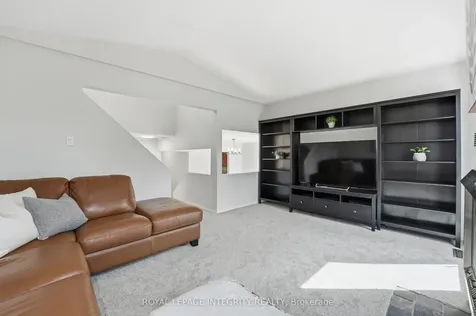40 Barra Avenue Kanata ON K2L 2S1