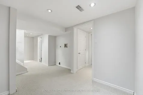 40 Barra Avenue Kanata ON K2L 2S1