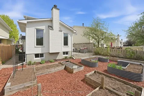 40 Barra Avenue Kanata ON K2L 2S1