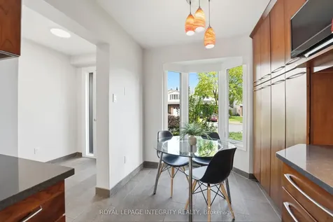 40 Barra Avenue Kanata ON K2L 2S1
