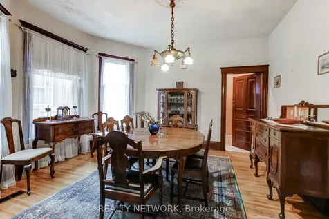 18 Fairleigh Crescent Hamilton ON L8M 2K9